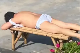“晒背”成潮流？上海公园不论男女赤裸上身晒太阳，真有那么神？图片
