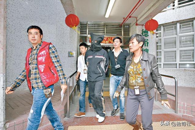 小太妹操控三中年男人，教训说她坏话男生，围殴后抛入大海中溺毙
