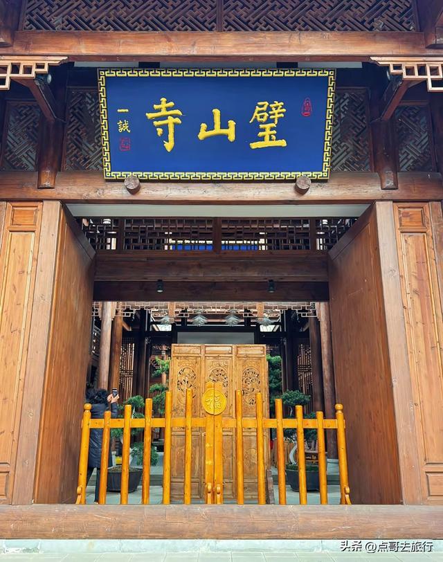成都大邑最精致寺庙，钟鼓楼建于河上，超级漂亮，公共交通可达！