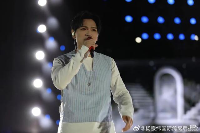 歌手杨宗纬西宁演唱会不慎踩空摔下舞台，被工作人员紧急抬走送医，目击者称其疑似短暂昏迷，高台约2米