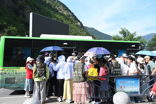 烈日下的坚守：九寨沟4.1万游客高峰背后的暖心风景