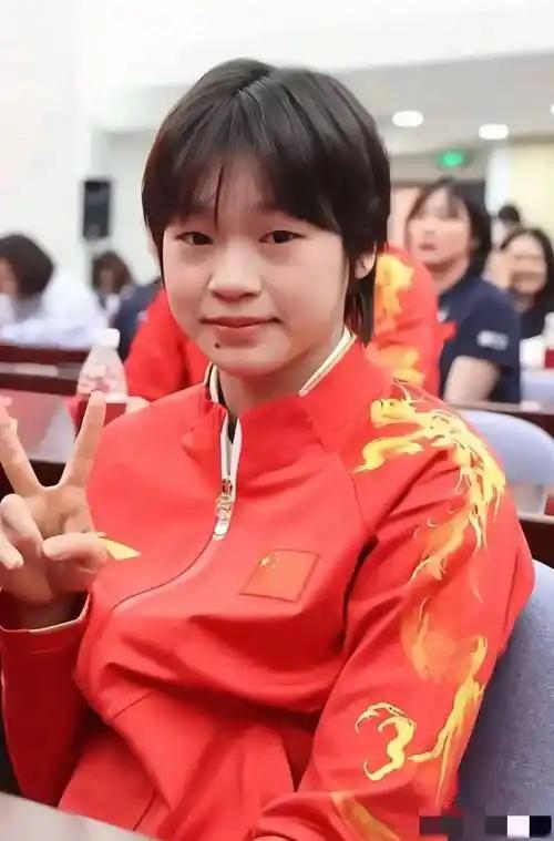 全红婵铜像进校园引热议,意外暴露她“真实处境”,令人心疼