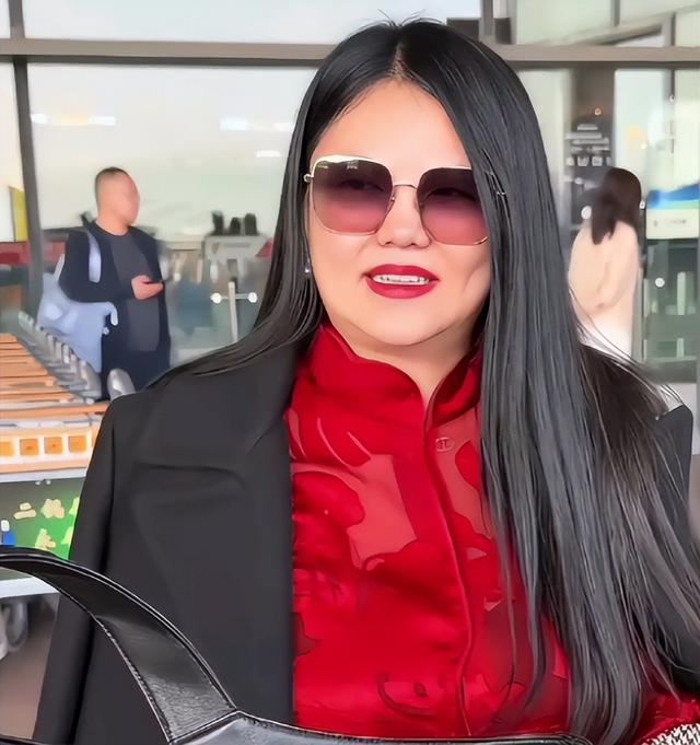 李湘风波再发酵！家境被扒底朝天，父母身份曝光，原来何炅没说错