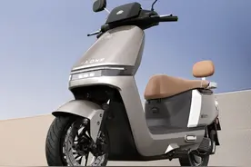 爱玛推出一款旗舰电摩，配凸极电机，15秒氮气加速，性能很顶！图片