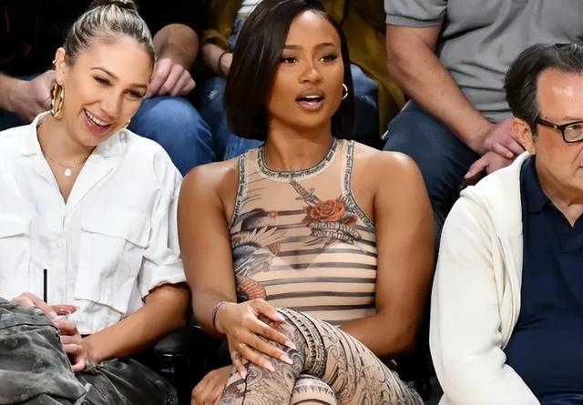 未婚夫前任多次网上挑衅	，泰勒秀巨钻Gigi护航，一个举动赢得漂亮