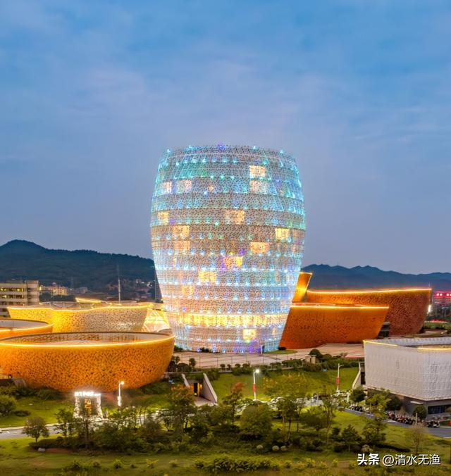 湖南与江西交界有座小城，被称为千年瓷都，去过的人赞不绝口