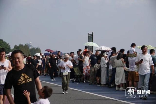 太震撼！农历八月十七，钱塘江畔上演年度“追潮”大片，有人提前2小时抢好位