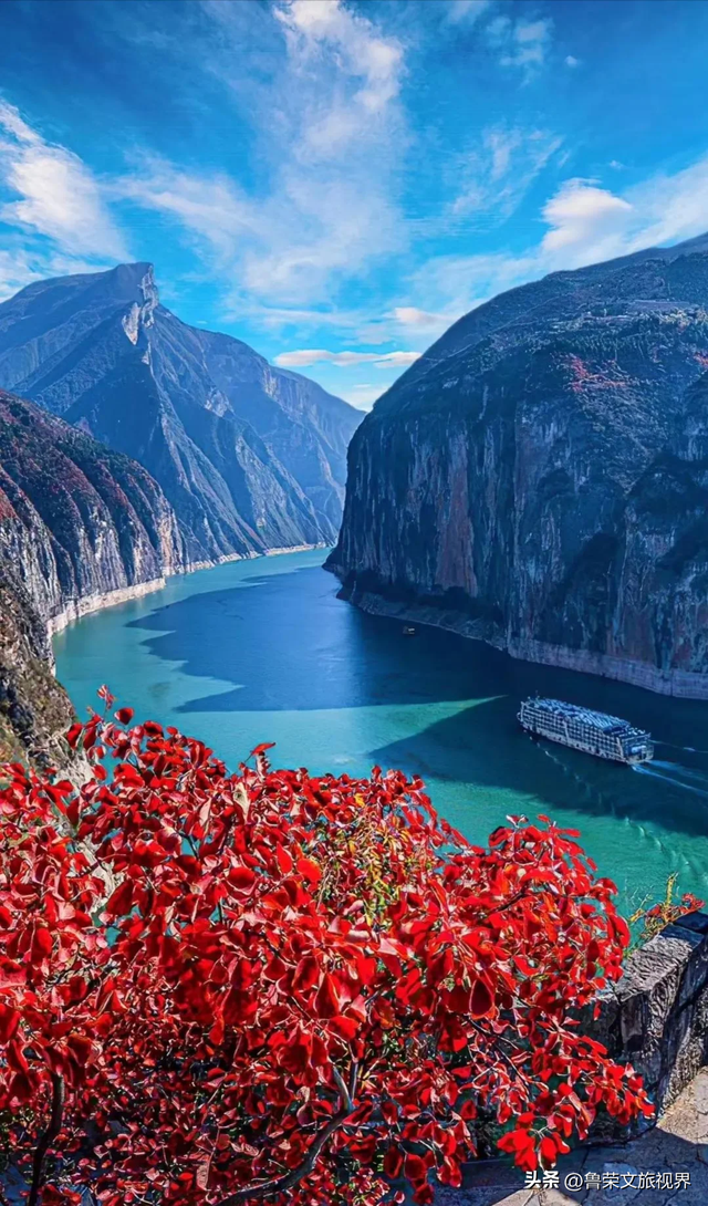徒步三峡：霜叶漫山处，一步一千年