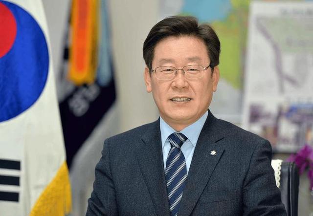 李在明拒绝出席中国阅兵，王毅挂断电话，送了韩国一句话