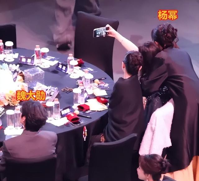 杨幂三次活动碰到魏大勋，每次都偷瞄男方，她为何会显得意难平？