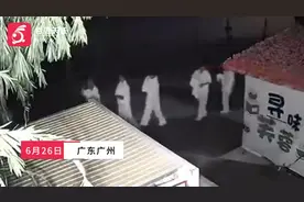 凌晨4点，50余人身穿白衣排队夜行？官方回应图片