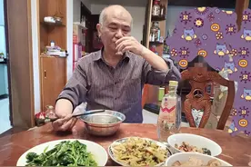 湖南70岁大爷每天喝二两白酒，和人比喝啤酒，为何半杯下肚就倒了图片