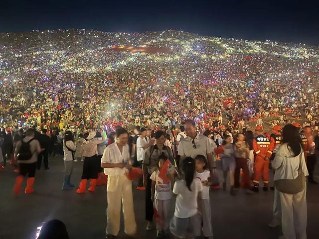 鸣沙山月牙泉景区上演“八一”星空盛典