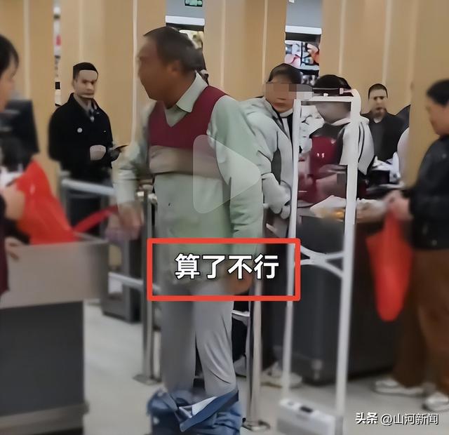 六旬老人超市脱衣证清白，只剩内衣裤时警报仍响，后续：警方通报双方和解，超市老板身份被扒