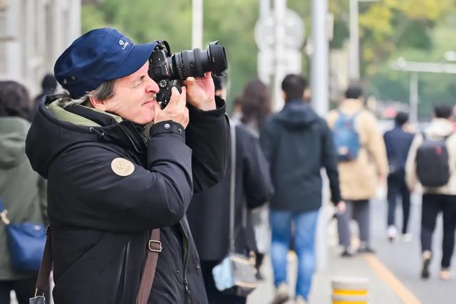 解锁中轴线隐藏玩法！中外体验官东城开启京味之旅→