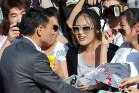 极度疯狂追星不仅会影响到粉丝自身的发展，也会阻碍社会的进步图片
