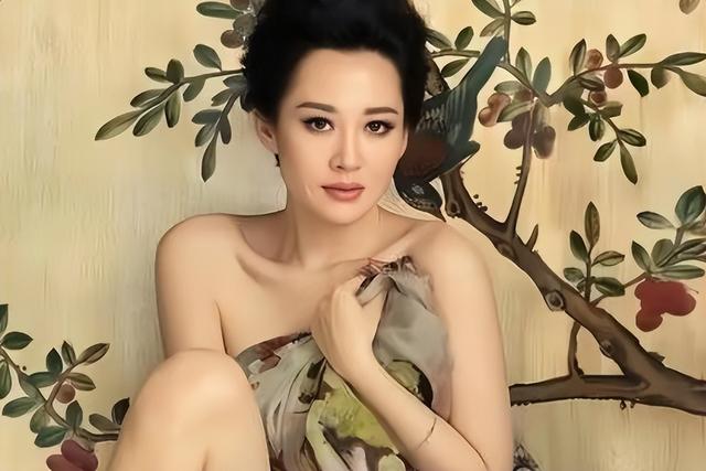 她一生“风流成性	，老少通吃”，撩汉无数，现如今56岁依旧单身