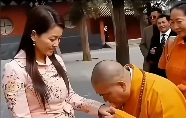李湘不忍了！公开坦白与释永信的真实关系，亲吻照的真相终于大白