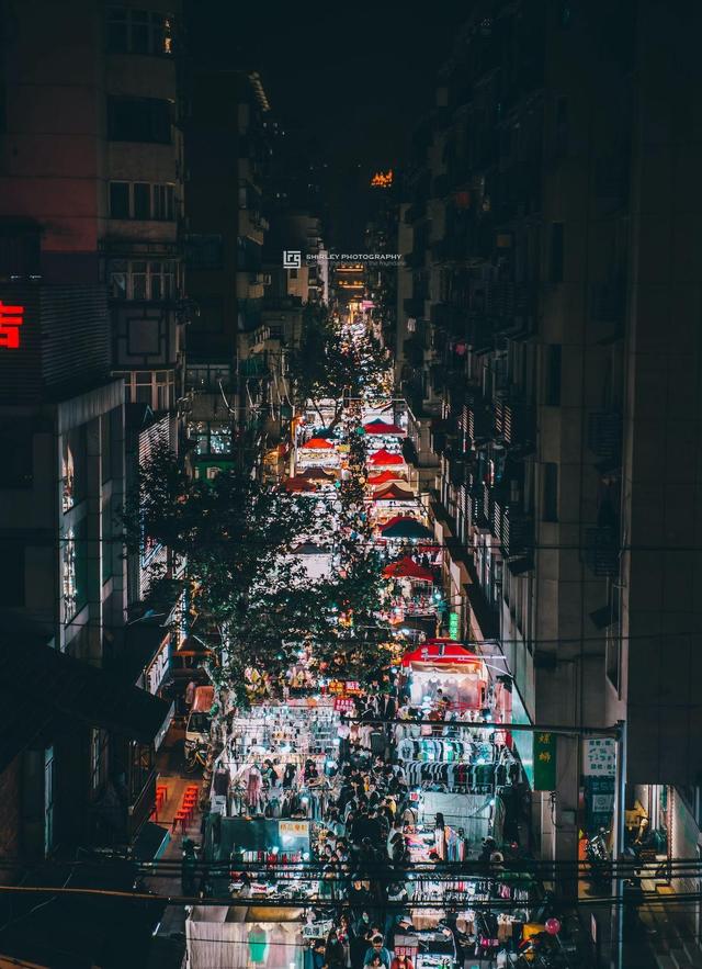 武汉最大的夜市，1公里分布着千余摊位，一到晚上挤得水泄不通