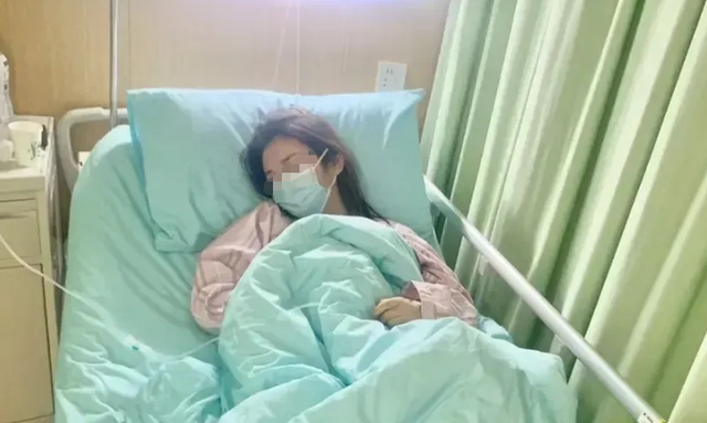 20岁女学生反复腹痛腹泻，多次肠镜和腹部CT都正常