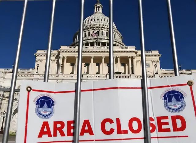 超700万人游行抗议，特朗普令战机向示威者泼粪！全美为何又在反