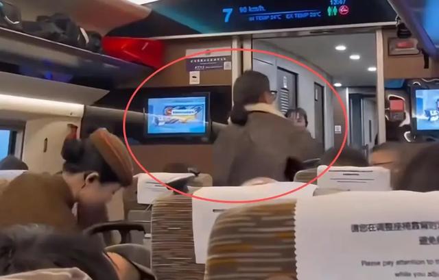 后续女子高铁堵道：知情人透原因，女子正脸被扒黑皮胖脸，已社死