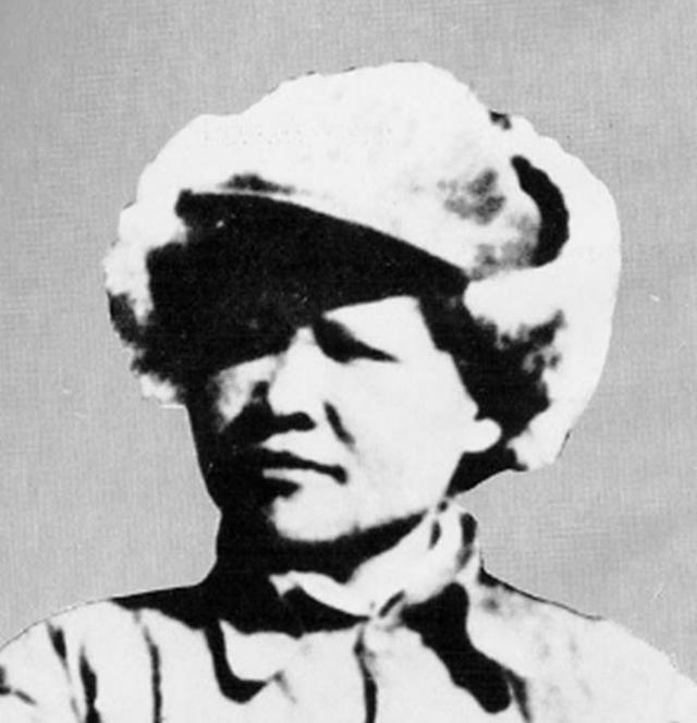 机关人员被日军包围，八路军骑兵飞马来救，带队女将25岁