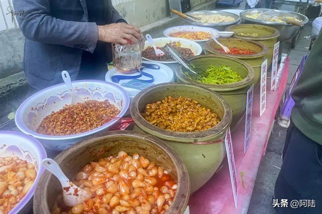 傍晚偶遇社区边的小小美食街,好几个摊位前都排着长队