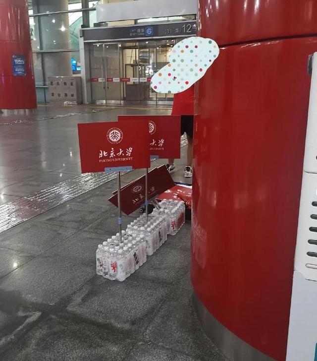 国防科大接新生又火了，一人可抵千军万马，隔壁清北“偷感很重”