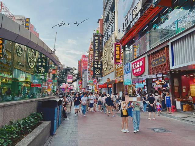 长沙著名步行街因美食成网红，游客扎堆打卡，天天都人山人海？