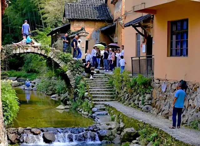 灵隐免票首日抢空！放弃4.9亿门票，景区图的是长远饭票