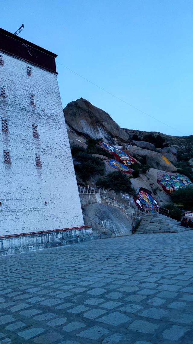 两登拉萨色拉寺后山，上升600米，山顶海拔4200米，经幡飘扬