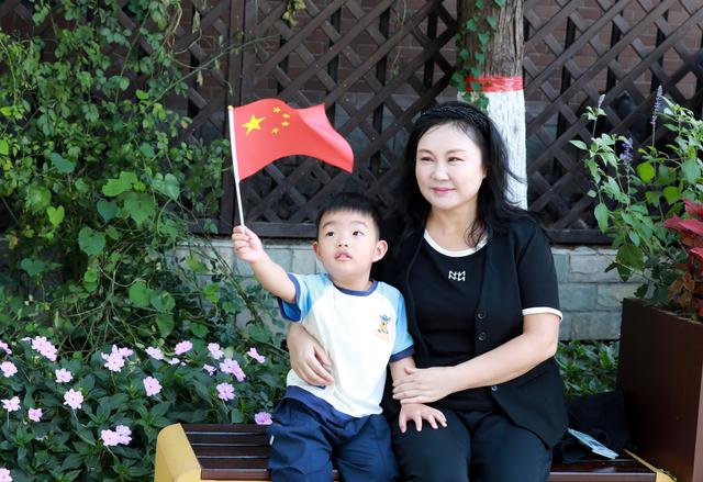 鞍山街头 国旗映红了喜悦的脸庞
