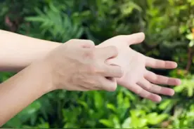 全身多处瘙痒，反反复复总不好，记住三味小药茶。图片