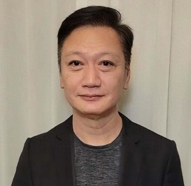 61岁陶大宇携新婚妻子看演唱会，主动搂太太肩膀秀恩爱很是幸福