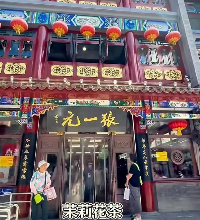大批日本游客挤爆北京，打着旅游幌子不逛景点不吃美食，为啥来？