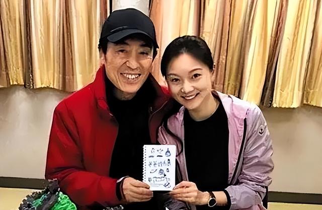 恩爱25年，75岁的张艺谋已老态尽显，比他小31岁的陈婷仍如花似玉