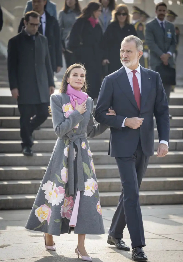 被西班牙王后惊艳了！4天6套Look，从成都美到北京