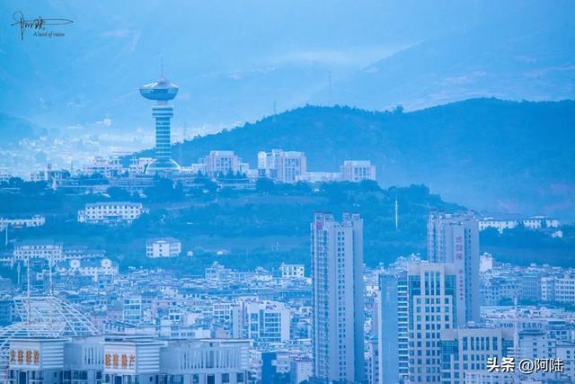 大理雄风塔的造型别致，是个可以360度观景的地标建筑