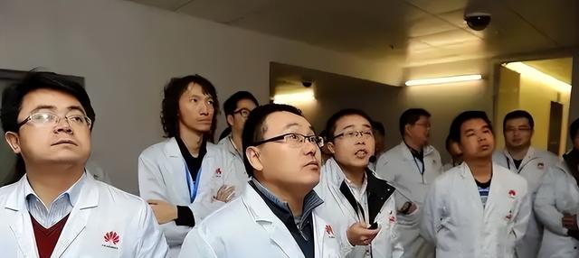 叛逃中国！年薪600万的华为高管，美国身份被扒后，更多猛料曝光