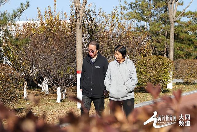 黄花公园秋意深 游客笑语映秋云