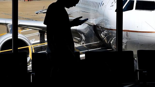 美边境审查加严！赴美旅游竟可能被查手机，边境管控成新劝退因素