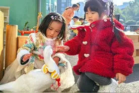 鸭子和萌娃同上幼儿园？没错，这名“同学”叫“大花”！图片