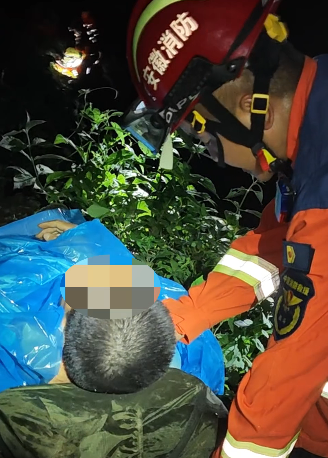登山团遭遇“鬼打墙”，30人迷失深山中……