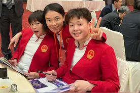 全红婵被队友亲脸太惊讶，访港大合影站C位，特首鼓励她拿六冠王图片