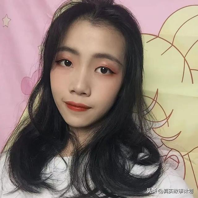 天崩开局，一个00后潮汕女孩在直播间向上一跃