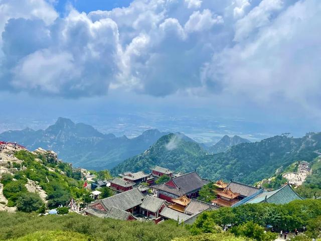 踏云登泰山，邂逅山间好时节