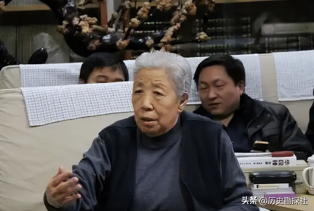 1961年，华国锋一家六口的合影，40岁的他长相周正，妻子端庄贤惠