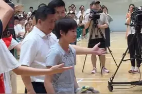 全红婵回母校演讲，坐姿谈吐再被网友攻击：除跳水，其他素质太低图片