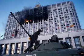 苏联解体时，拥兵百万的强大苏军为何选择置身事外？为您解析！图片
